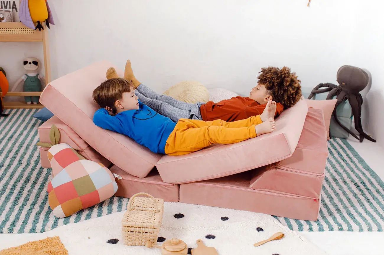 Dois meninos pequenos no sofá de brincar da Five Little Monkeys