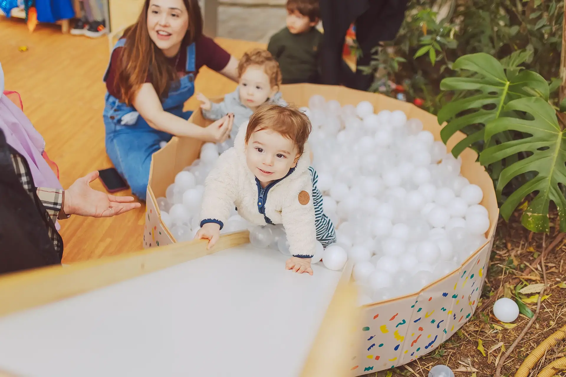 Bolinha de piscina e brinquedos educativos da Bolimbolá
