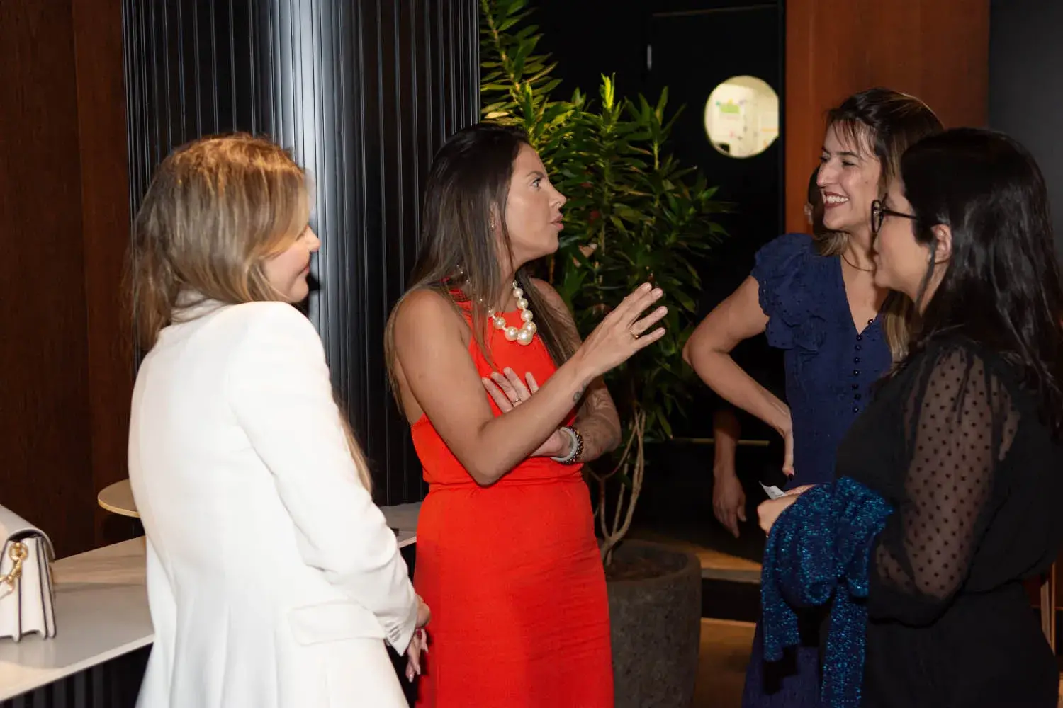 Convidadas conversando antes do talk no Pause - Toda Mãe Merece um Pause - Just Real Moms