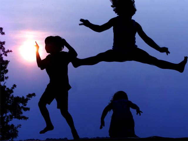 Kids_jumping_on_trampoline_20120924223011_640_480