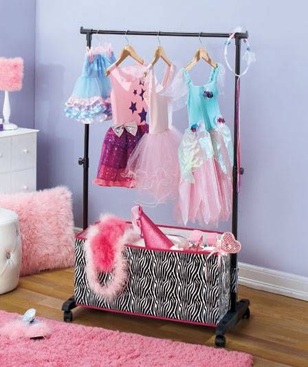 organizar fantasias das crianças - Just Real Moms