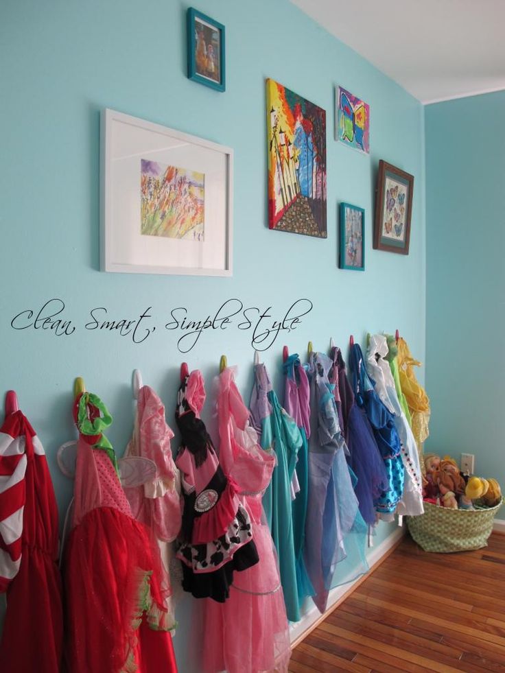 organizar fantasias das crianças - Just Real Moms