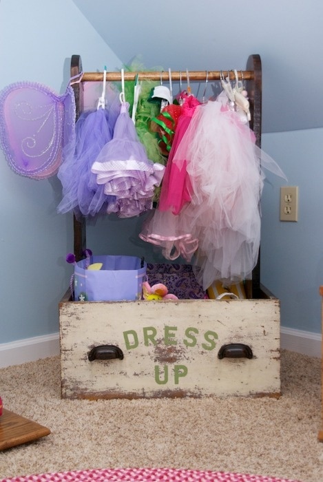 organizar fantasias das crianças - Just Real Moms