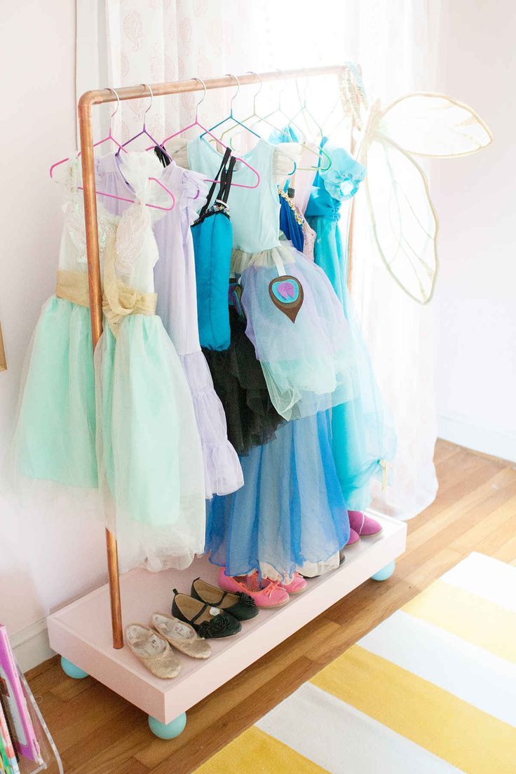 organizar fantasias das crianças - Just Real Moms
