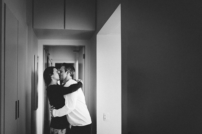 Pai e mãe se beijam - Imagem de Mika Amanto, do projeto "A day in the life of...", que mostra cotidianos de famílias pelo mundo.