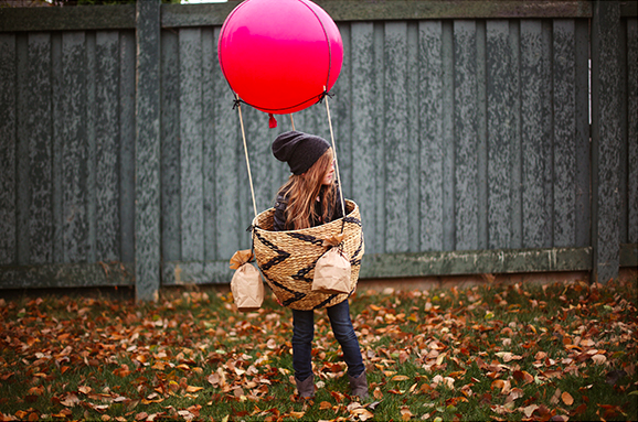 Menina com fantasia de balão