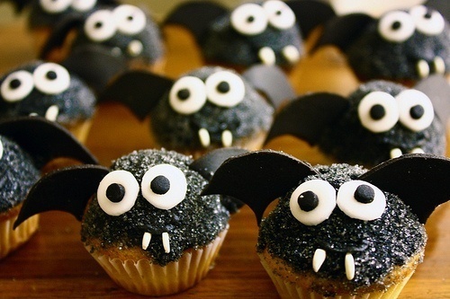 Brigadeiros imitando morcegos. 