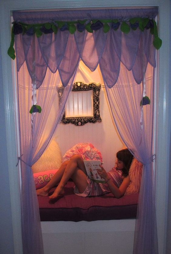 ideias para transformar um armário em um cantinho de leitura para as crianças - Just Real Moms