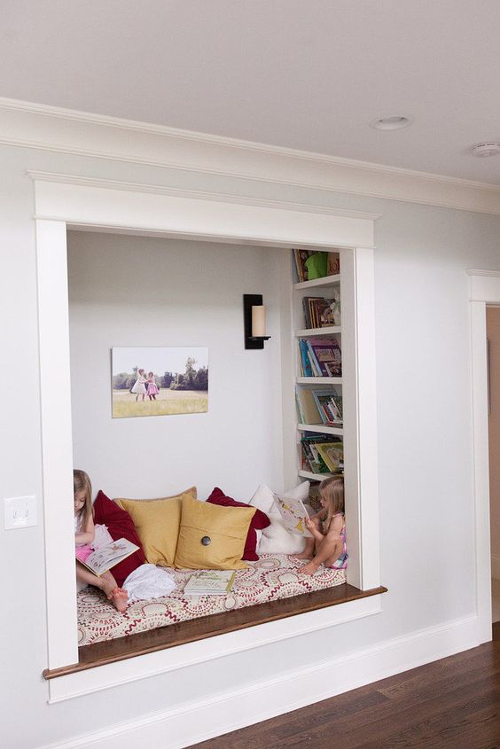 ideias para transformar um armário em um cantinho de leitura para as crianças - Just Real Moms