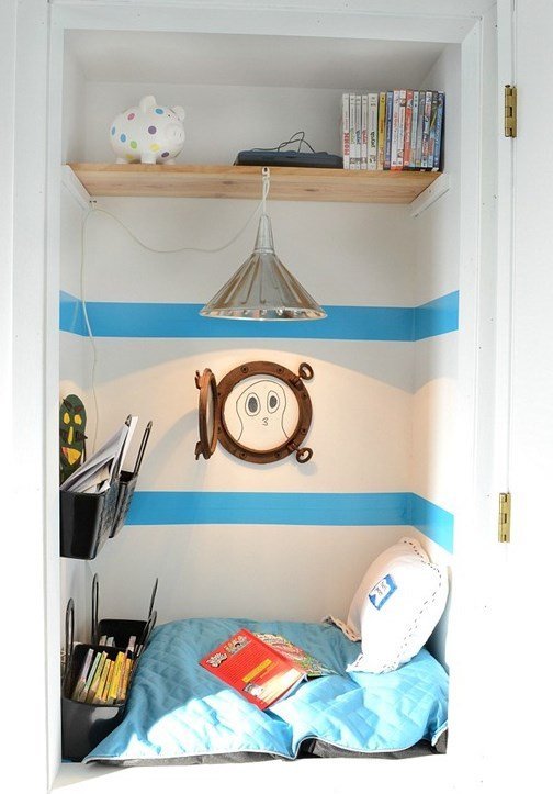 ideias para transformar um armário em um cantinho de leitura para as crianças - Just Real Moms