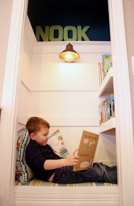 ideias para transformar um armário em um cantinho de leitura para as crianças - Just Real Moms