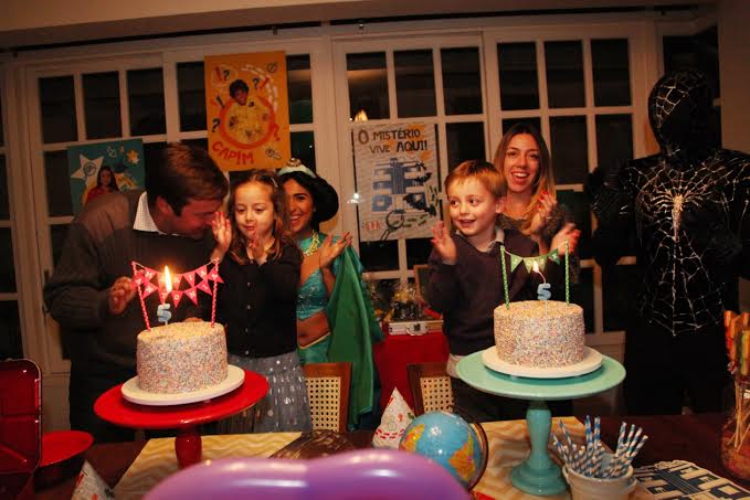 Aniversário gêmeos - Just Real Moms