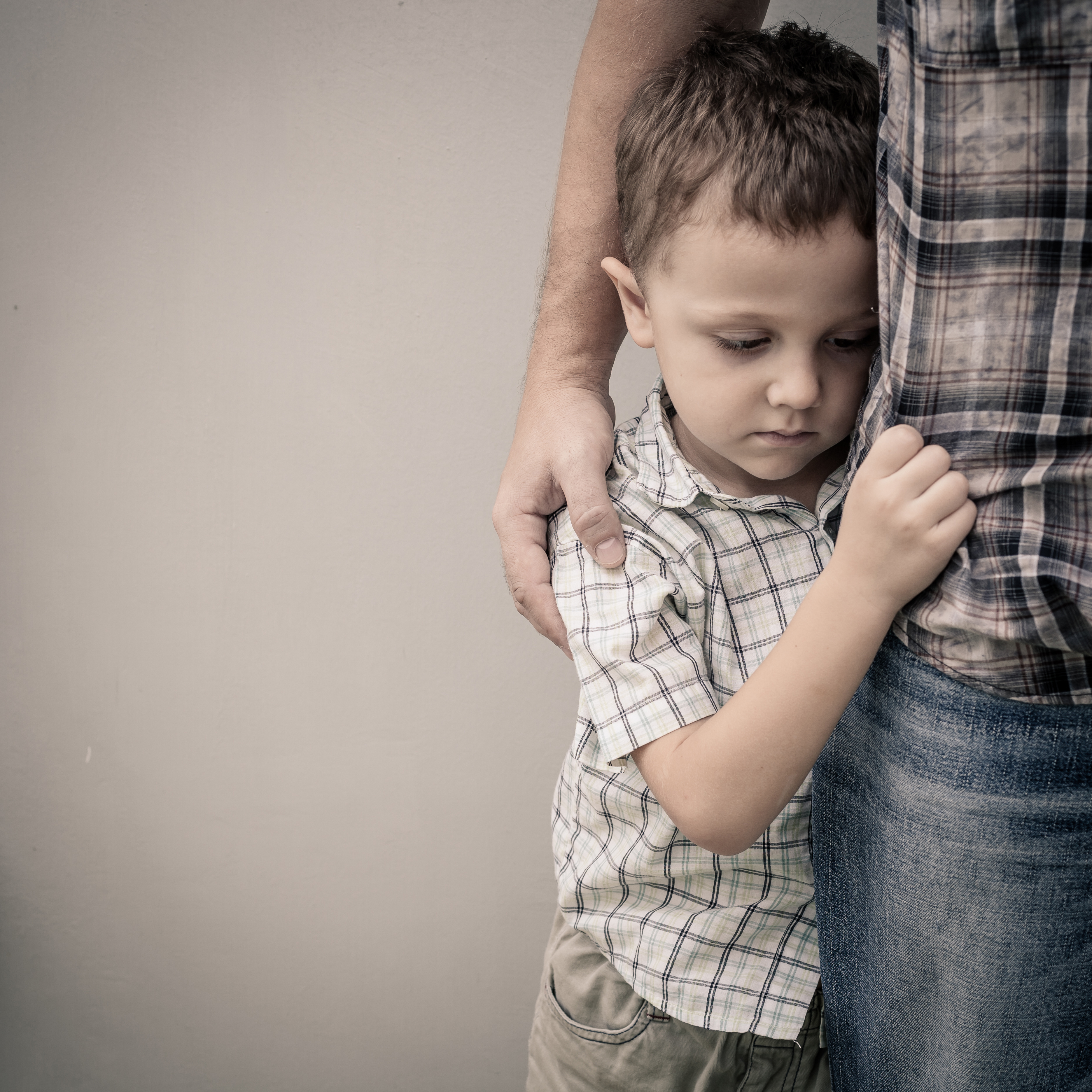5 atitudes que os pais de crianças tímidas devem evitar - Just Real Moms