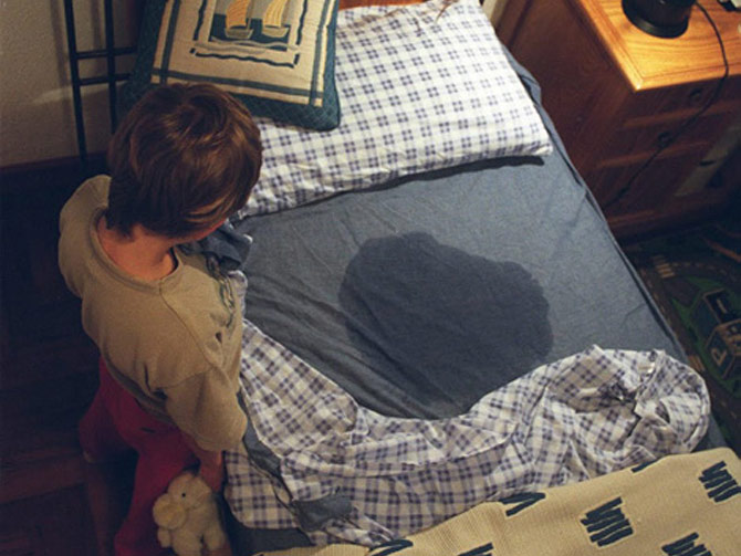 Seu filho está com dificuldade no desfralde noturno? Saiba o que o xixi na cama pode revelar! - Just Real Moms