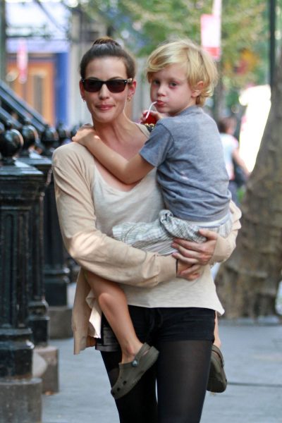 Não, meu filho não é muito grande para fazer isso! - Just Real Moms