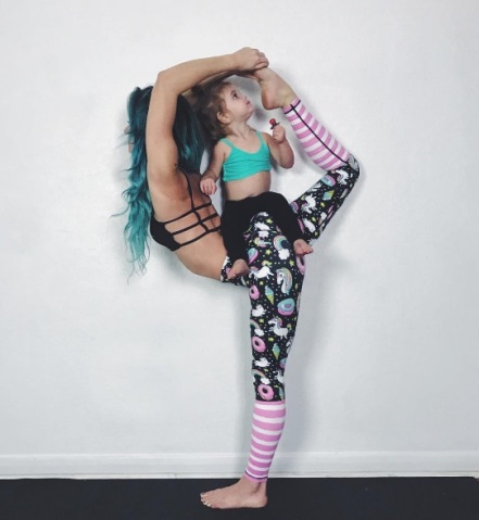 Mãe criativa faz posições de yoga junto com os filhos