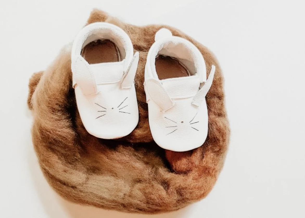 Sapatinho infantil branco de coelhinho - Just Real Moms