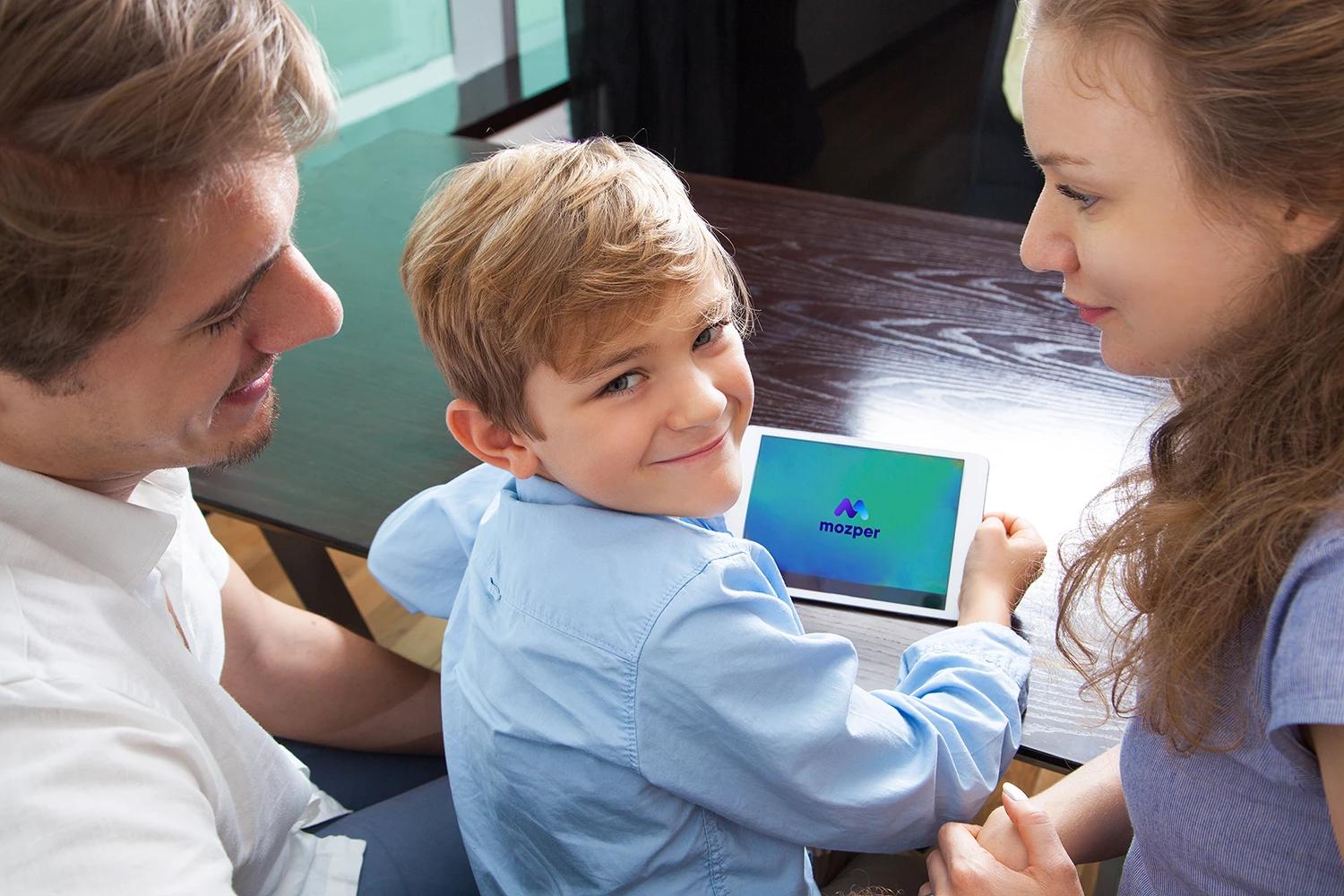 Menino com os pais, usando app no ipad - Just Real Moms