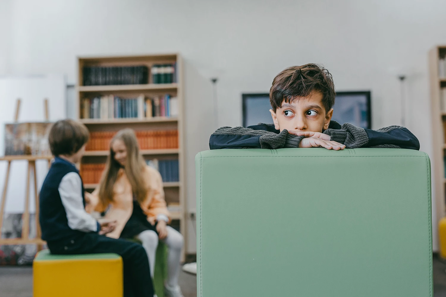 Menino sozinho, longe dos amigos na escola - seu filho ouve bem - Otorrinolaringologista - Just Real Moms
