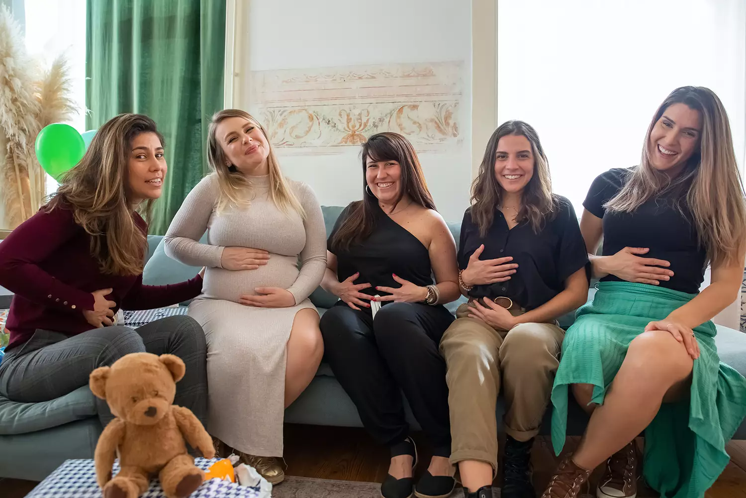 Grávida com amigas no Chá de bebê - Just Real Moms