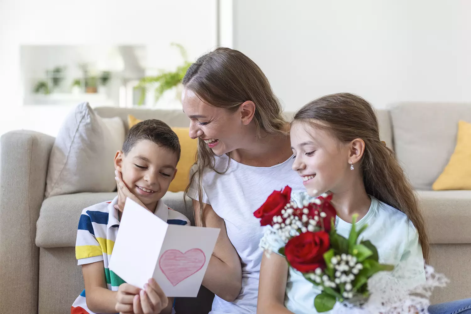 Mão recebendo presente de filho e filha no Dia das Mães - Just Real Moms