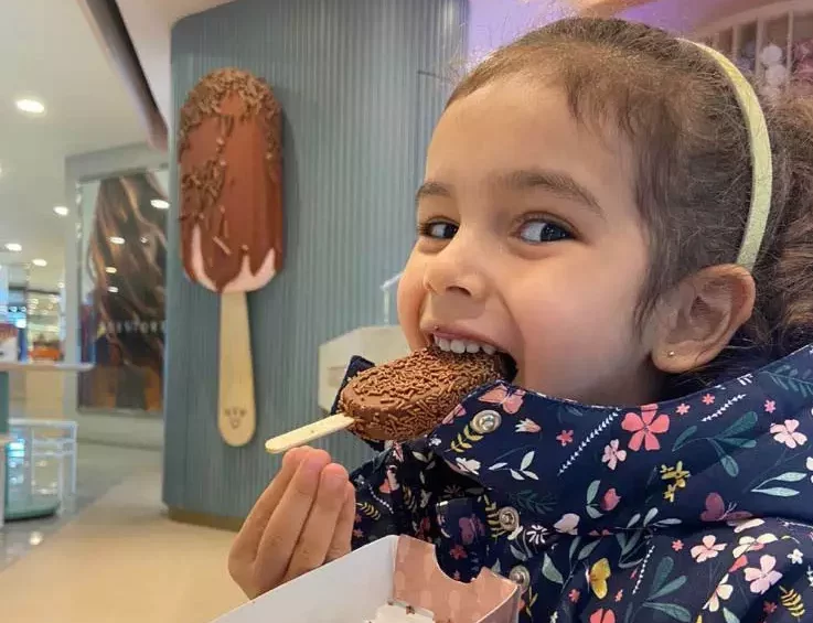 Ser Mãe é se colocar em segundo plano - Menina comendo sorvete de chocolate - Just Real Moms