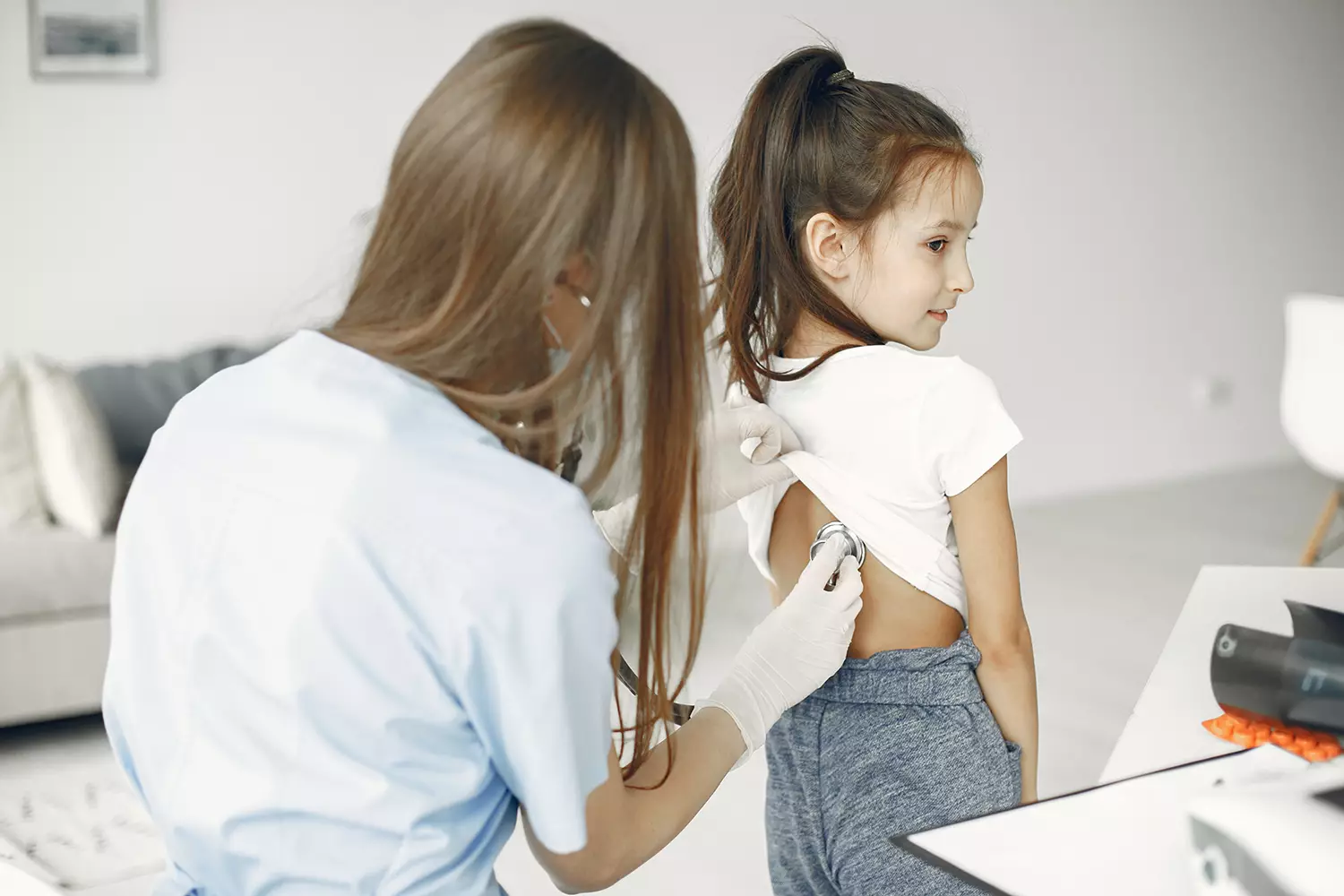 Menina sendo avaliada por médica Fisioterapeuta Cardiorrespiratoria - Just Real Moms