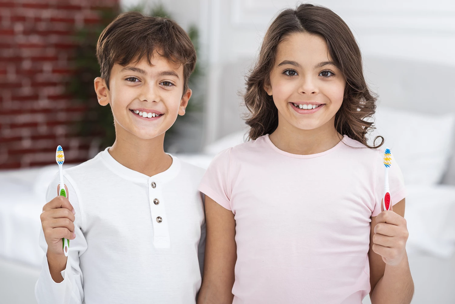 Irmãos - menina e menino - com escova de dentes nas mãos - Just Real Moms