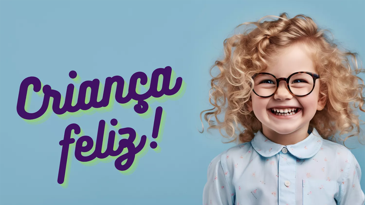 Menina loira de cabelo cacheado usando óculos e sorrindo, com texto falando "Criança Feliz" - Just Real Moms