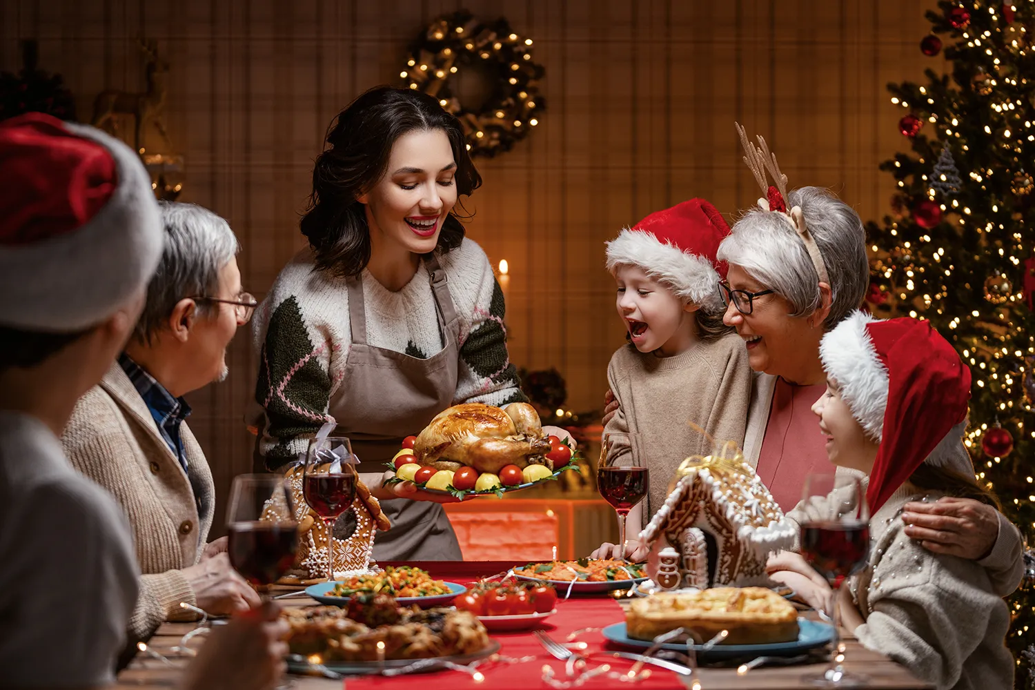 Familia toda reunida na mesa para a Ceia de Natal