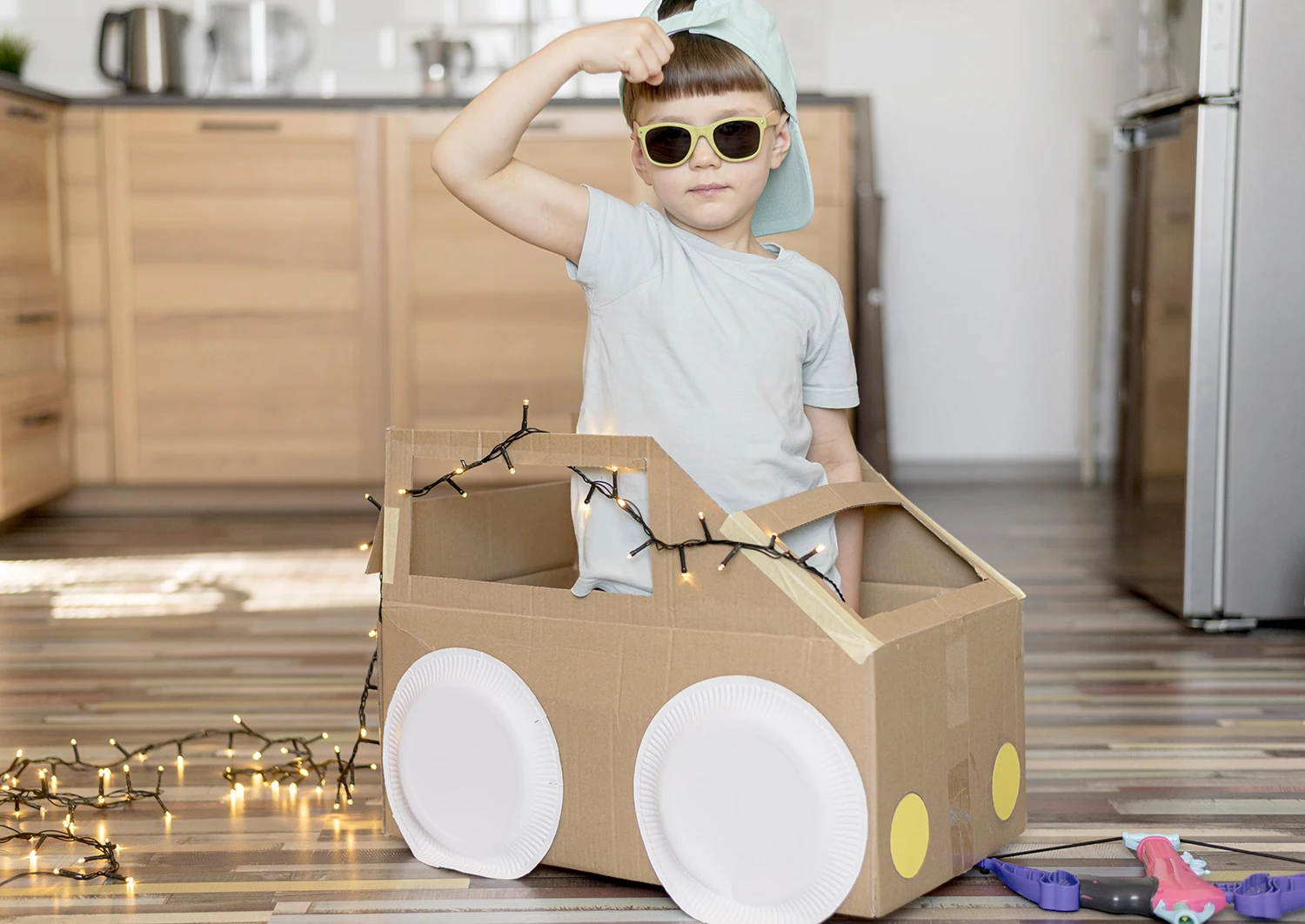 Menino dentro de carrinho de papelão em festa infantil com tema pequenos inventores Menino dentro de carrinho de papelão em festa infantil com tema pequenos inventores