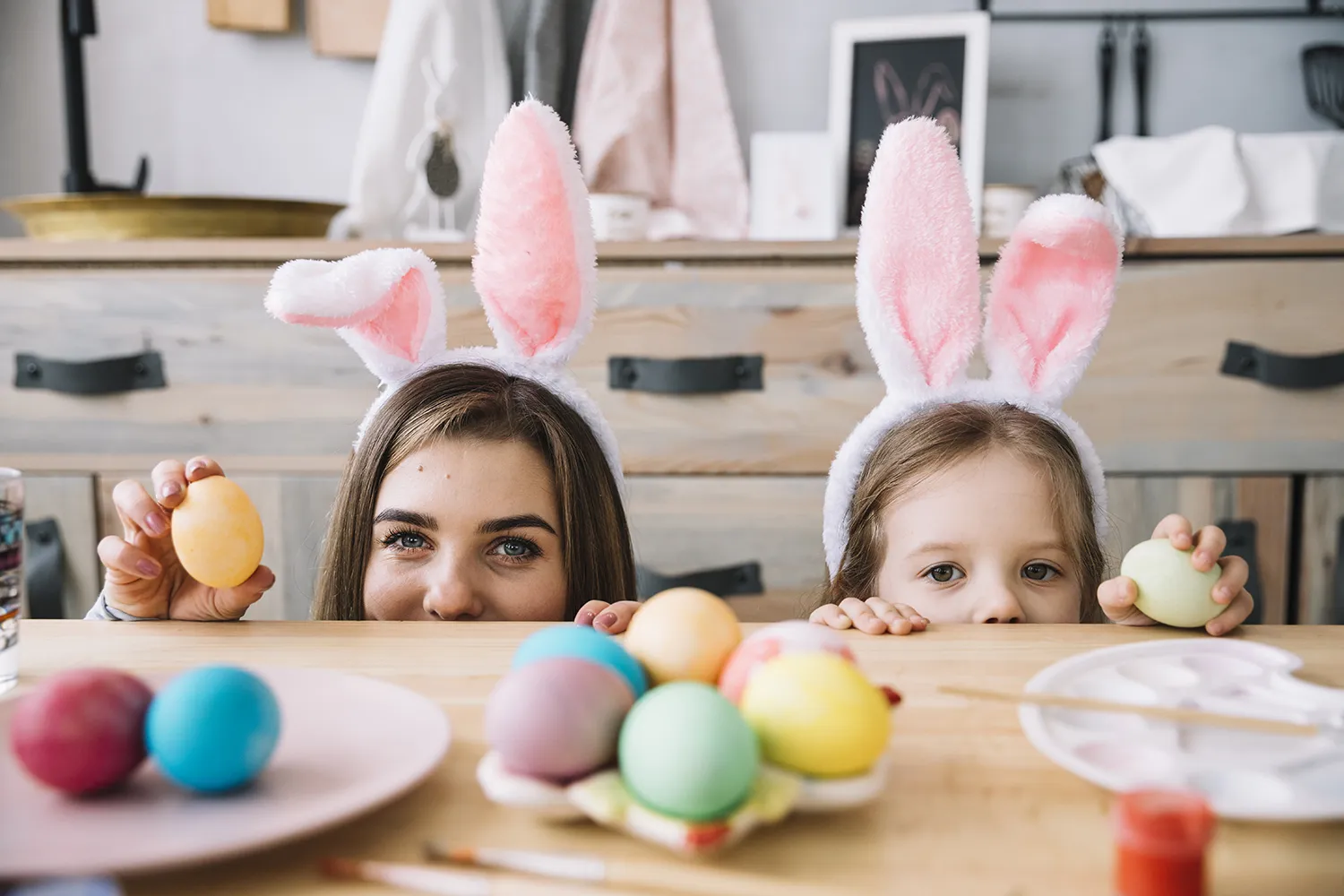 Mae e menina com ovos de Páscoa brincando de esconde esconde Mae e menina com ovos de Páscoa brincando de esconde esconde