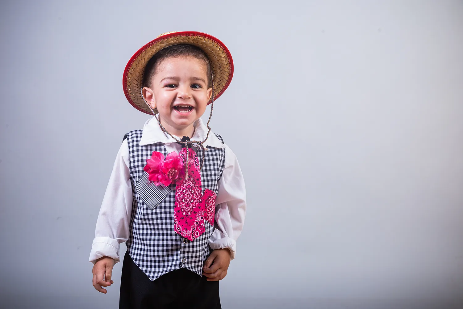 Menino com fantasia para Festa Junina 2024