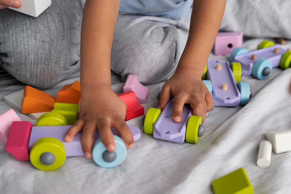 criança brincando com carrinhos de brinquedos - como higienizar brinquedos de bebê