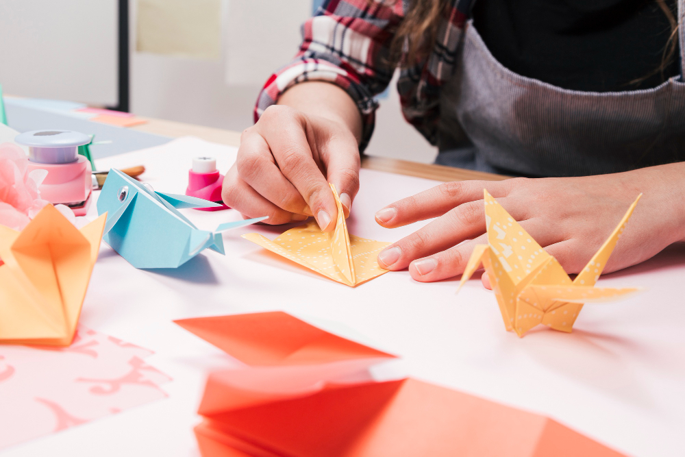Origami para crianças: 5 dobraduras fáceis e criativas Menina fazendo Origami para crianças: 5 dobraduras fáceis e criativas