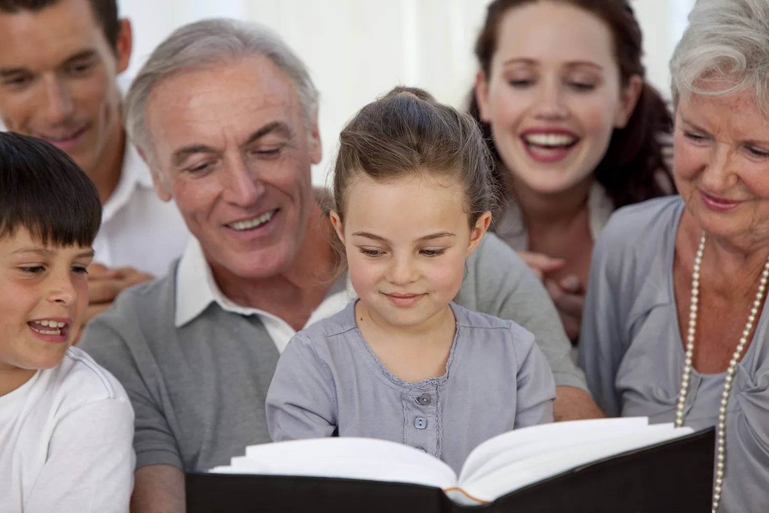 Familia lendo livro infantil juntos - Promoção Black Friday