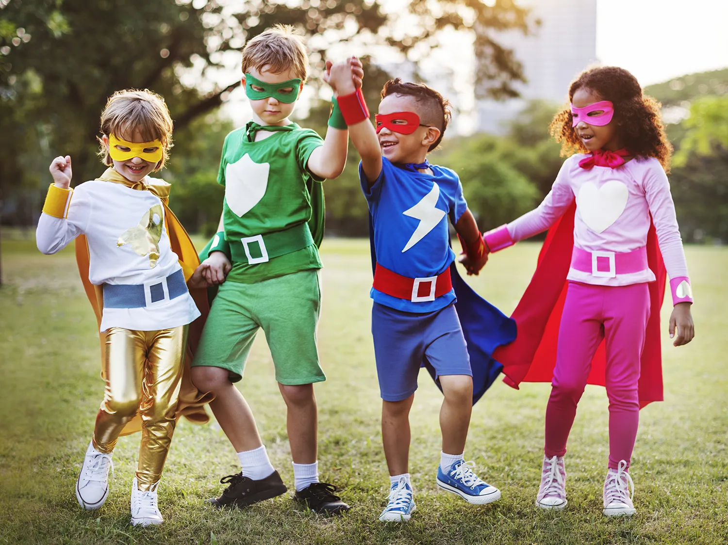 Quatro crianças vestidas de superheróis para o Carnaval