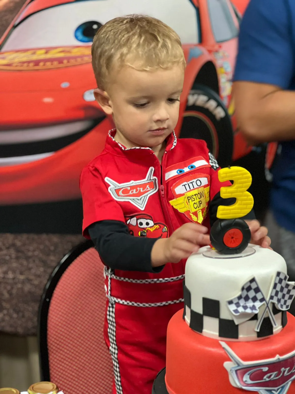 menino em festa infantil com tema Cars menino em festa infantil com tema Cars