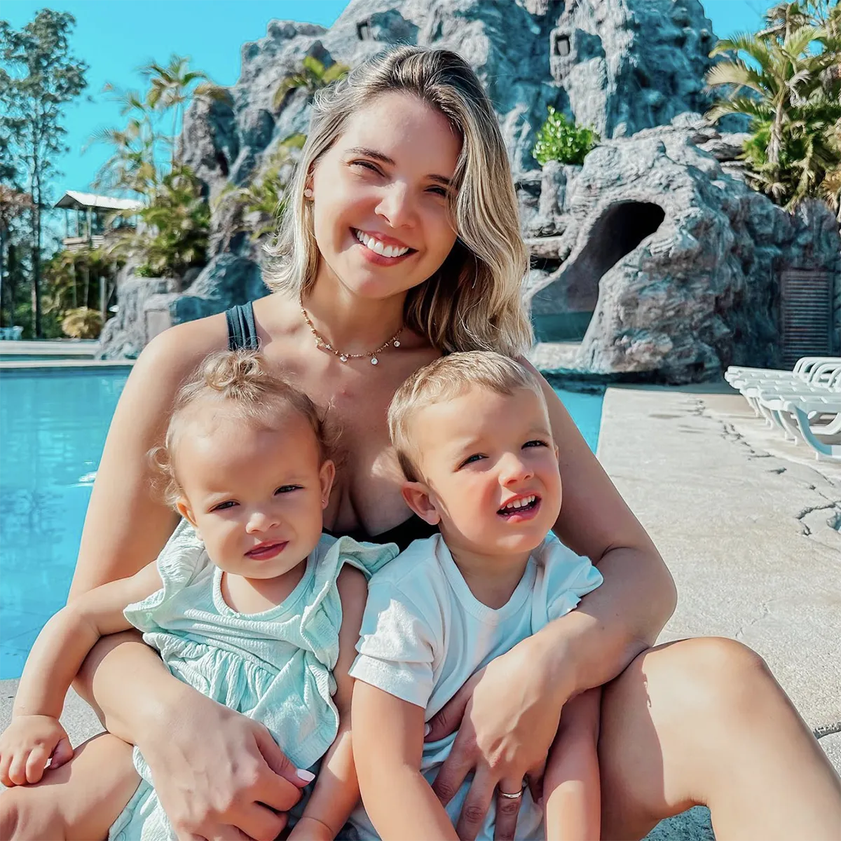 Naila Sampaio e seus filhos ao lado de uma piscina no Tauá Resorts Naila Sampaio e seus filhos ao lado de uma piscina no Tauá Resorts