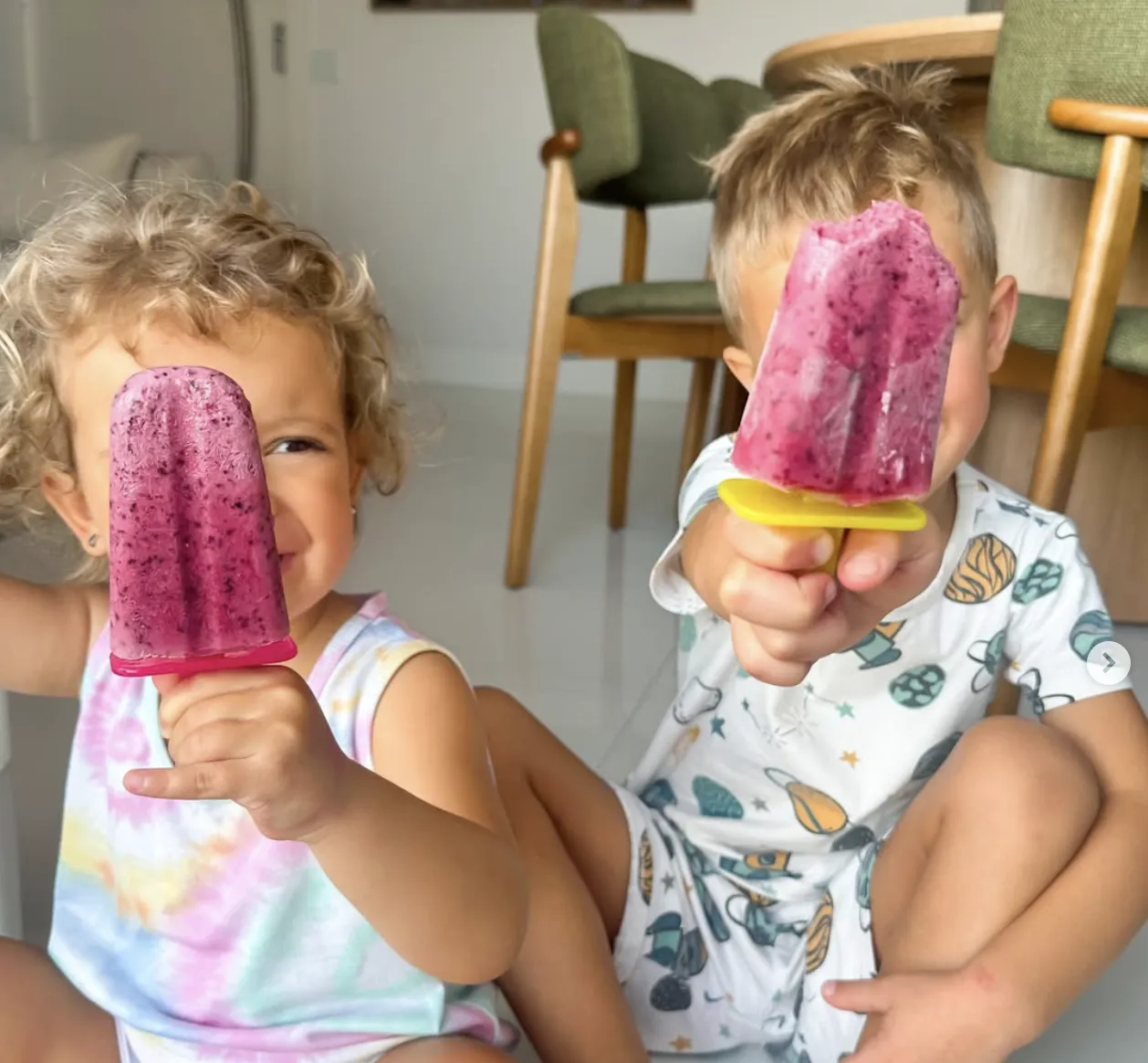 Casal de irmãos comendo sorbet de frutas Casal de irmãos comendo sorbet de frutas