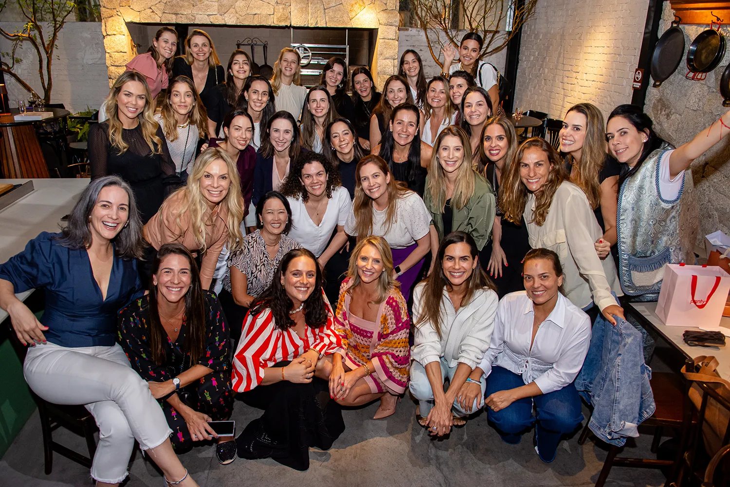 Todas as convidadas mães juntas no Petit Comitê do Just Real Moms com as Mãe da Pracinha da Vila Nova Conceição