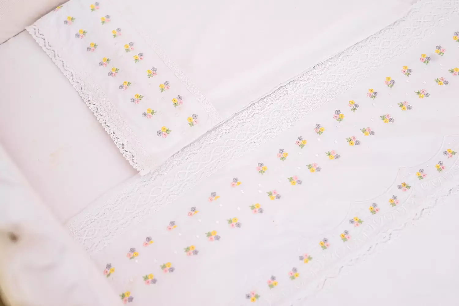 Roupa de cama do enxoval do bebe com flores coloridas - Just Real Moms
