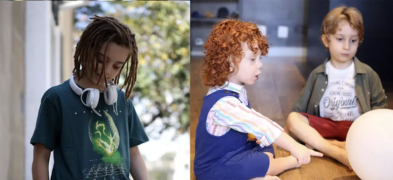 Menino de camiseta e headphone no pescoço e dois meninos sentados brincando