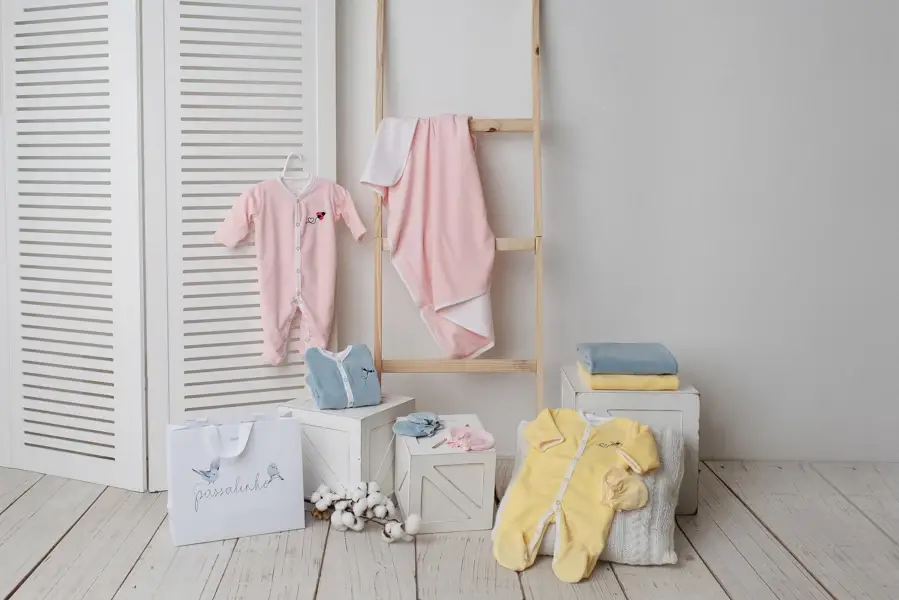 Pijamas infantis de plush com acessórios ao lado - lacinho, gorro e luva - Just Real Moms