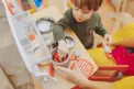 Menino-Espaco-Bolimbola-Locacao-Brinquedos-Educativos-Just-Real-Moms