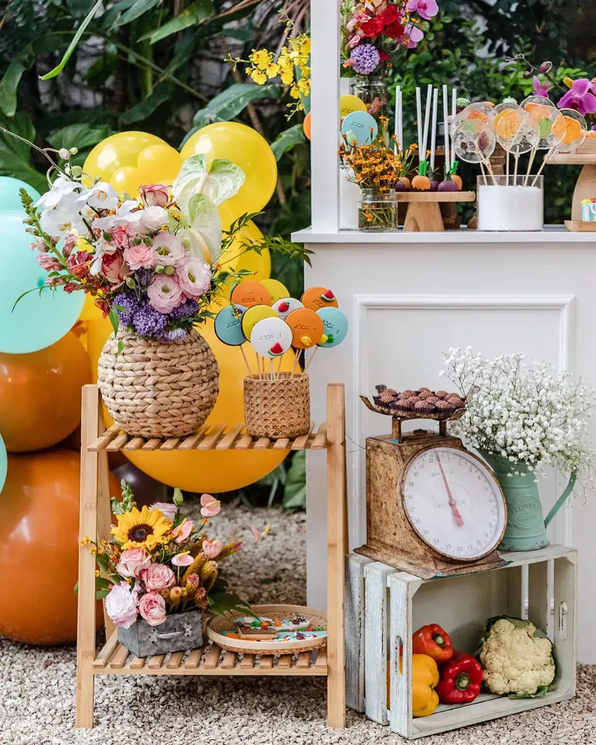 Detalhes de uma festa infantil com flores, decoração e acessórios