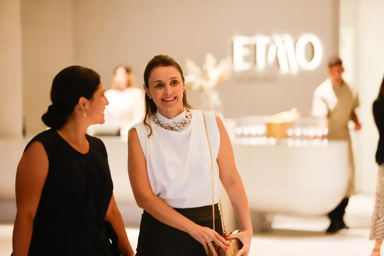 Convidadas chegando ao evento da Plaenge, Montblanc e Just Real Moms, no Etmo Jardins