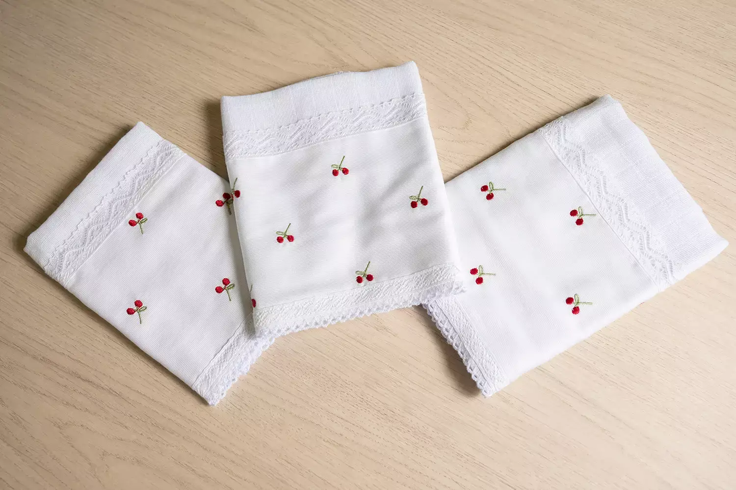 Paninhos de bebê com bordado de cereja - Just Real Moms