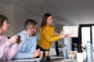 Pessoas analisando indicadores para startups em gráficos e métricas de desempenho.