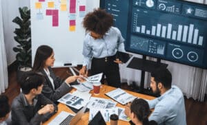 Equipe trabalhando com indicadores ESG.